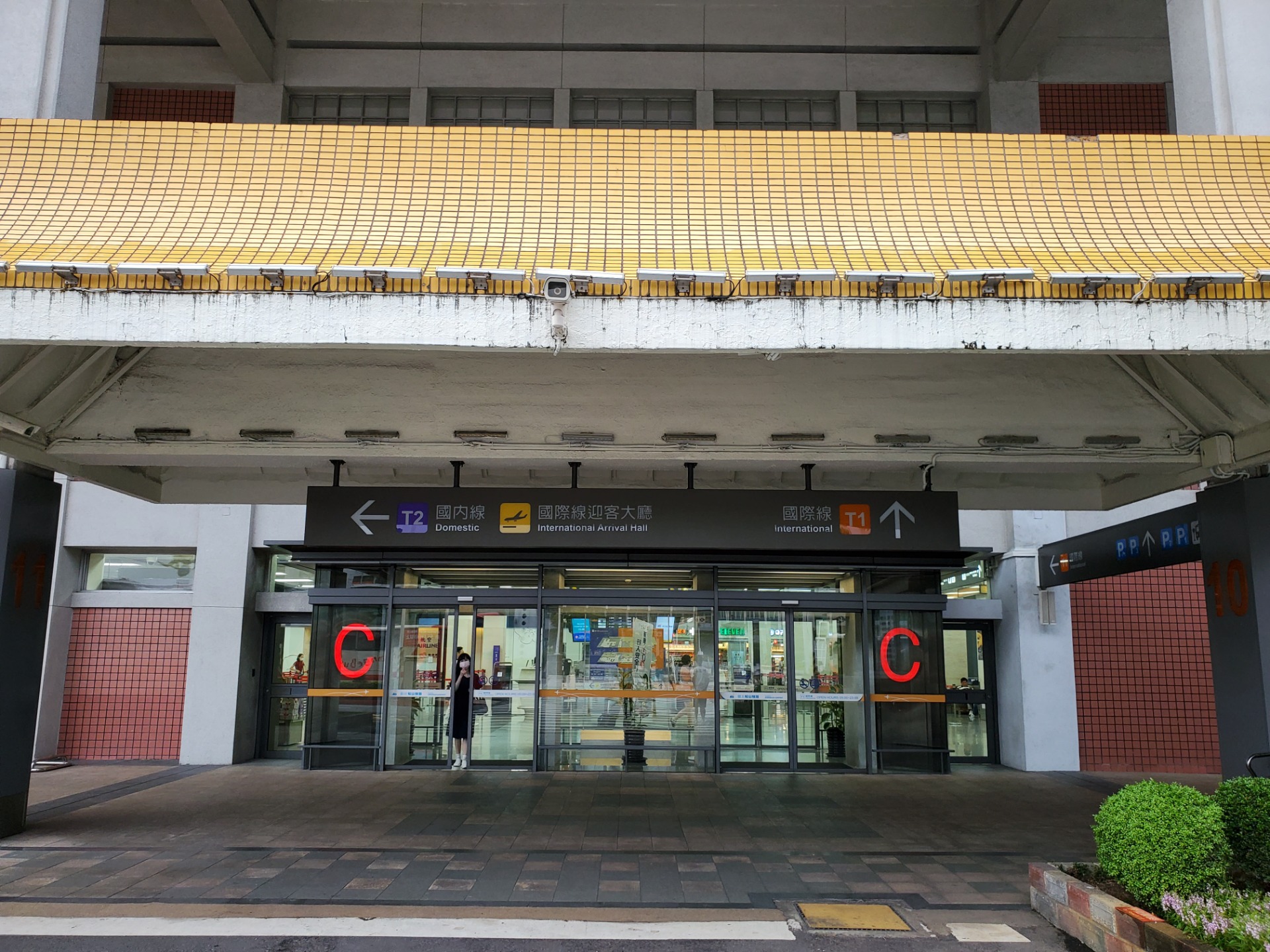 大門C最靠近公車站