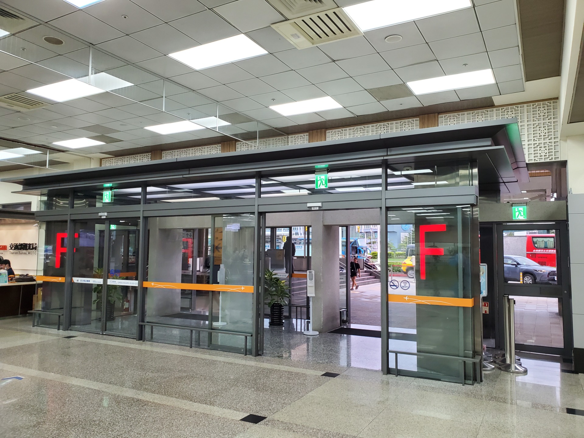 大門F最靠近捷運2號出口