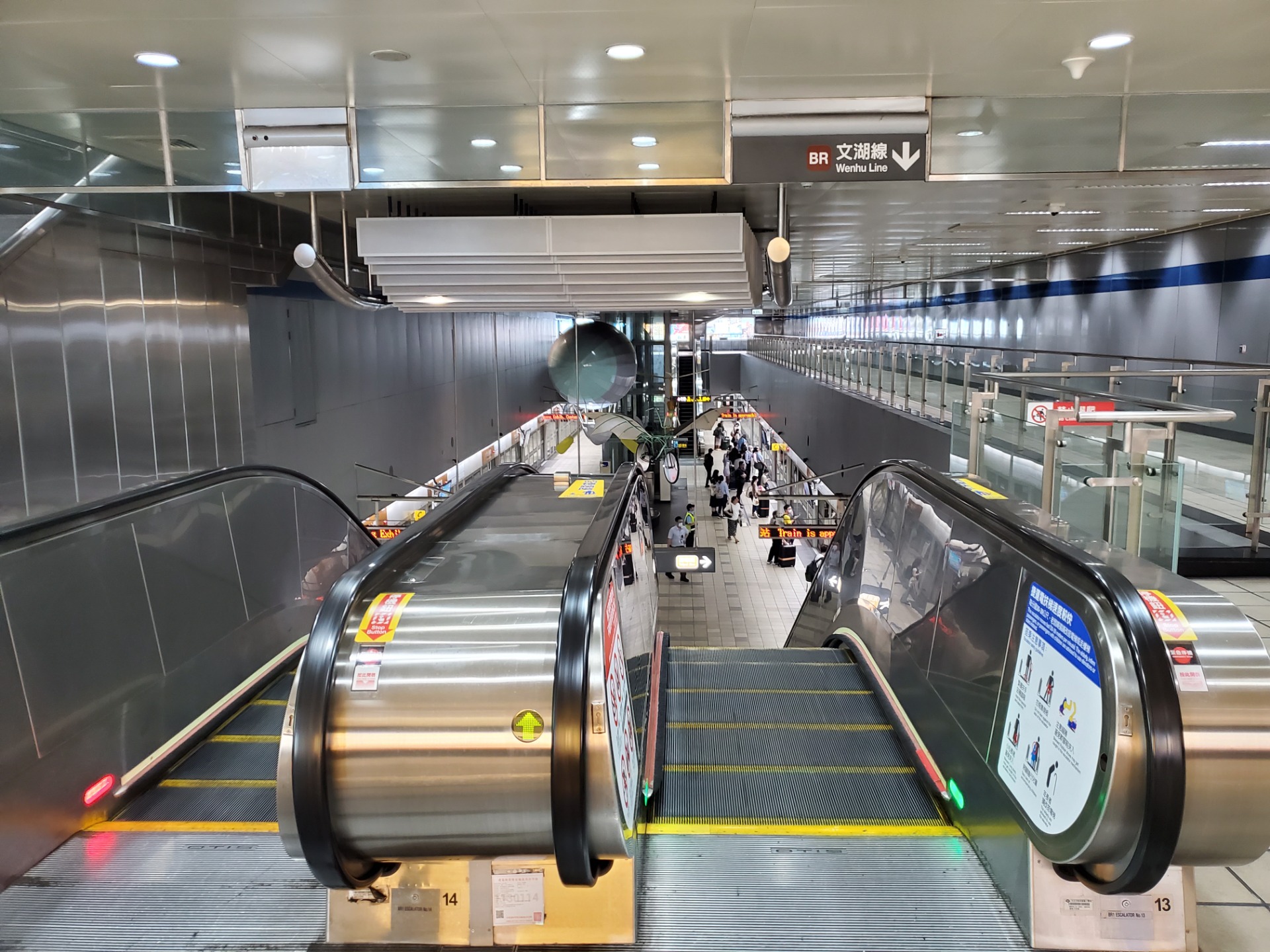 文湖線月台 (手扶梯綠燈前進 紅燈禁止進入)