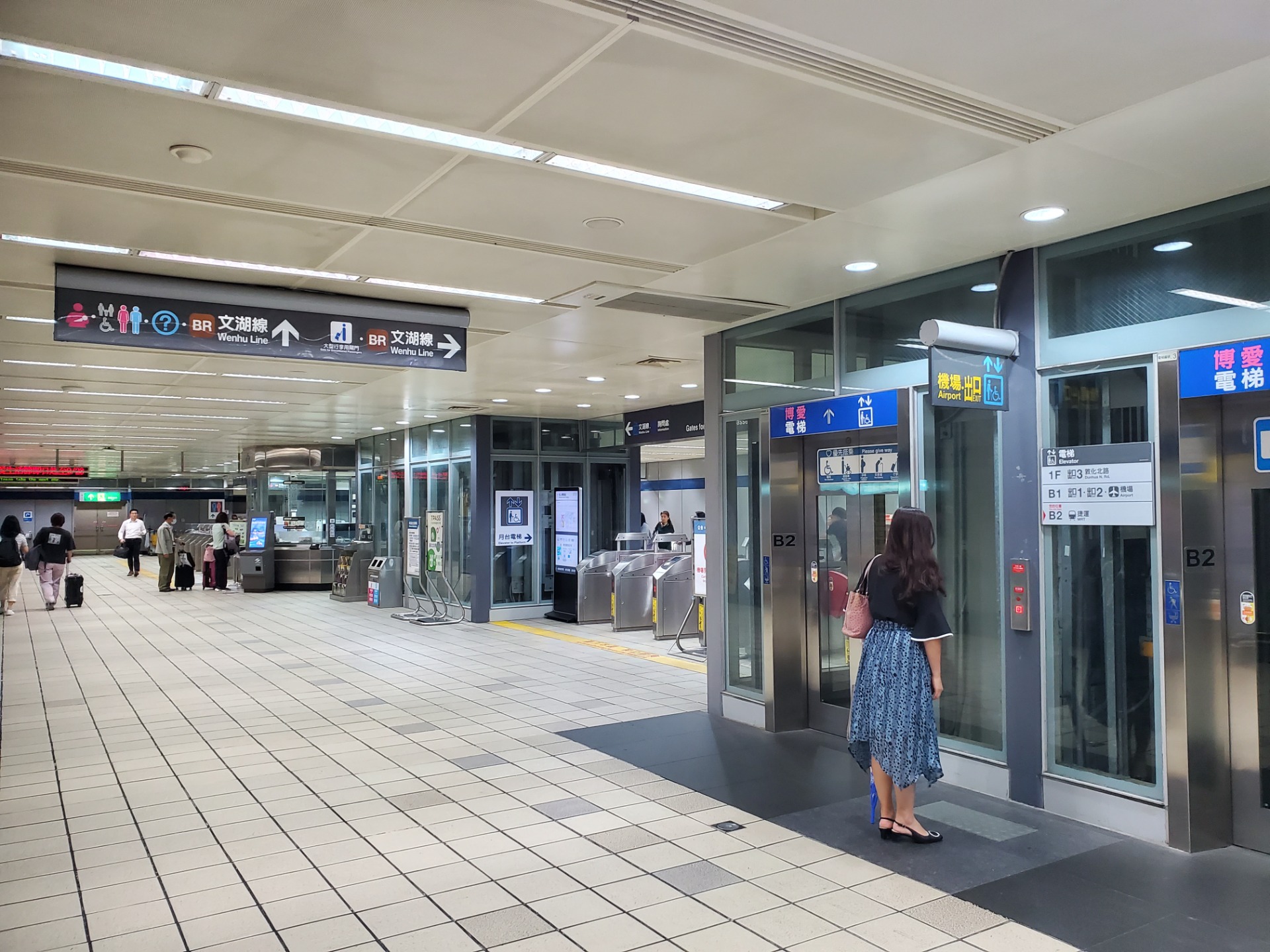 再右轉就是捷運文湖線出入口