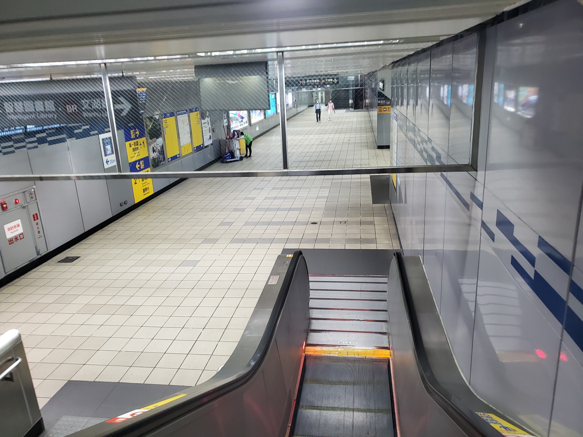 2號出口手扶梯進站